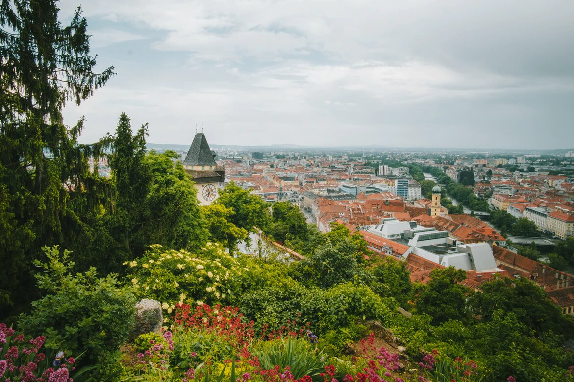 Graz ist eine atemberaubende Stadt. Neben unzähligen historischen Bauten verfügt die Stadt über reichlich Grünflächen.