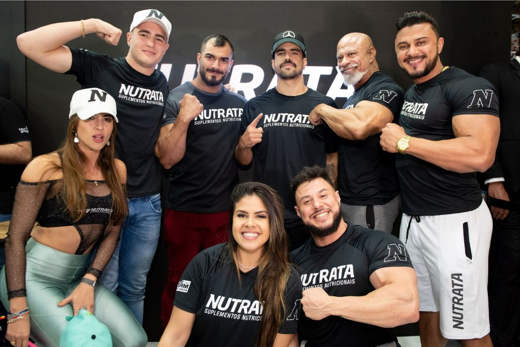 Caio Castro e outras pessoas da equipe Nutrata. Imagem retirada do Facebook da Nutrata.
