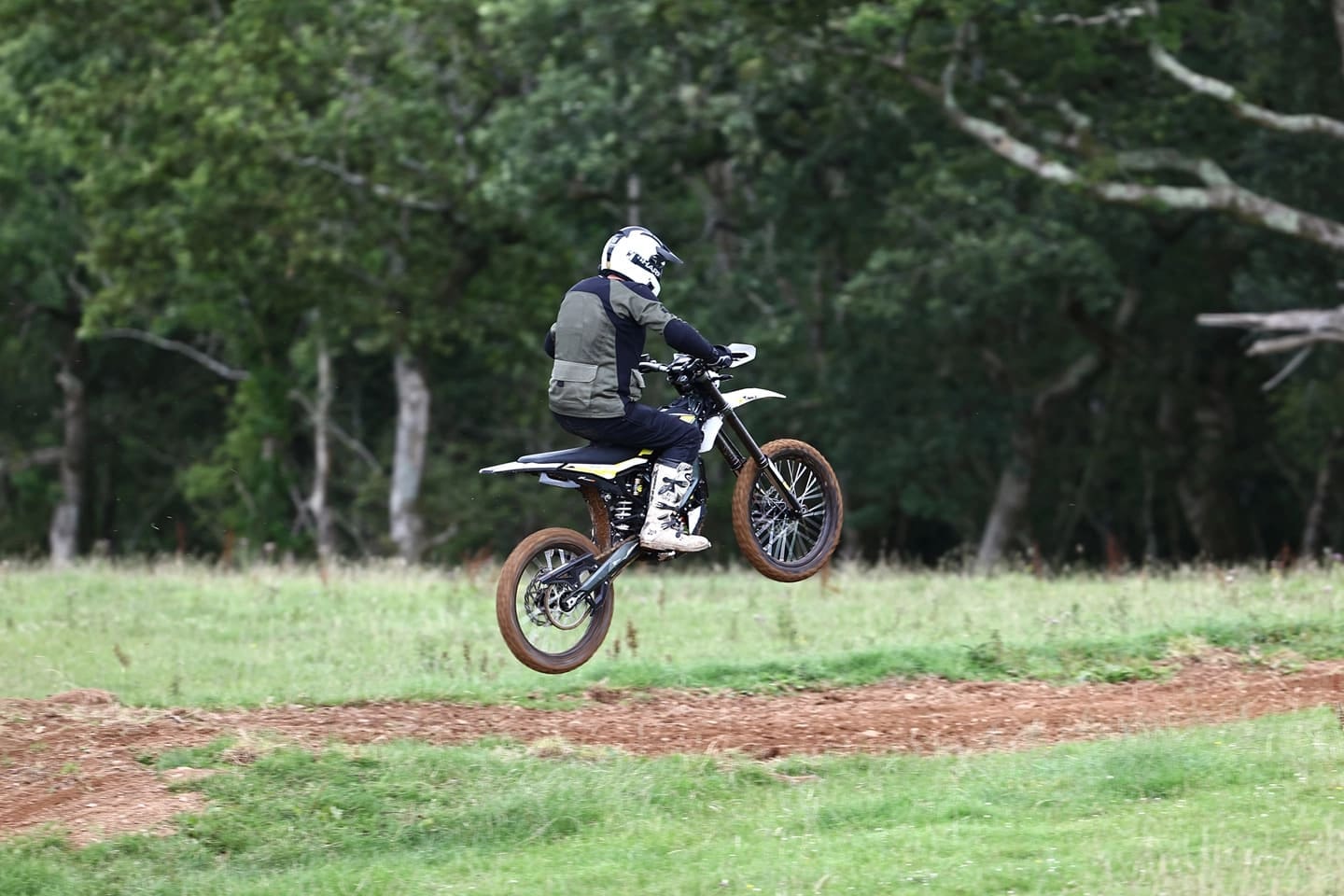 jazda-z-wypozyczalnia-motocykli-elektrycznych-surron