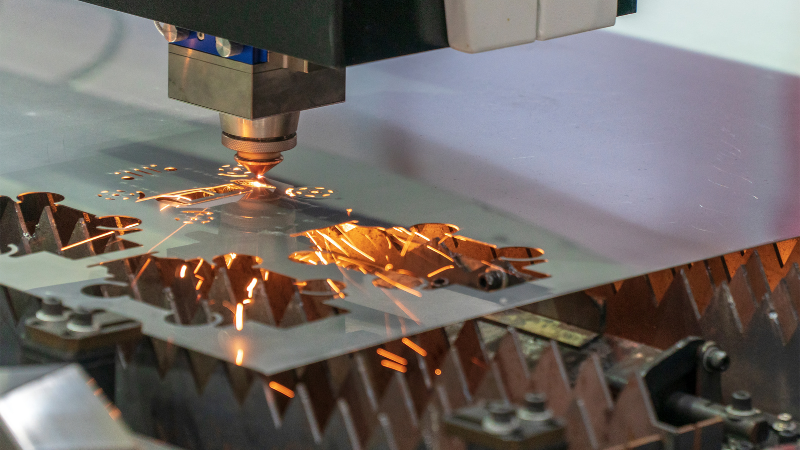 fiber laser cutter makes holes on sheet metal