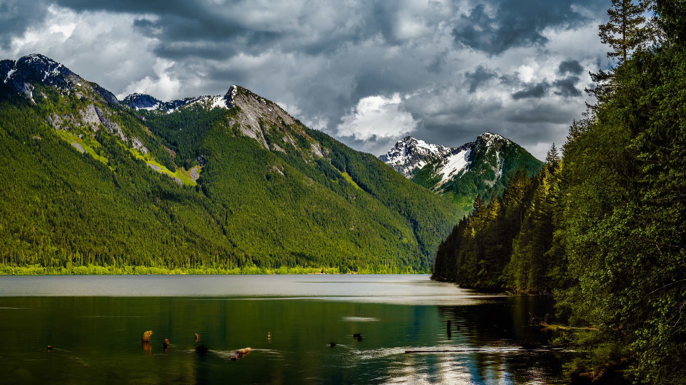 Chilliwack Lake in the Chilliwack Lake Provincial Park - Picture by Ferenc Cegledi https://www.canva.com/photos/MAC-cajr2VM/