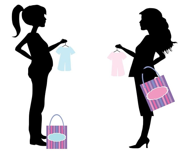 Mamy w ciąży kupują ubranka niemowlęce
