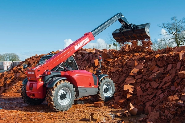 Ładowarka teleskopowa na budowie