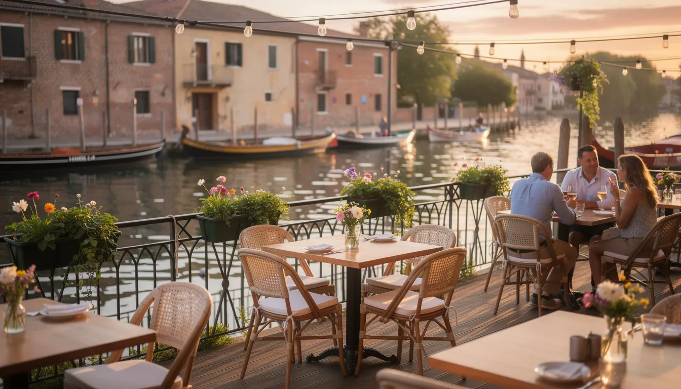 O terraço de um restaurante panorâmico à beira-mar tem vista para um canal tranquilo na encantadora aldeia de Giethoorn, também conhecida como a "Veneza dos Países Baixos". Os barcos tradicionais deslizam pelos canais estreitos, convidando os visitantes a desfrutar de uma refeição tranquila enquanto apreciam a bela paisagem.