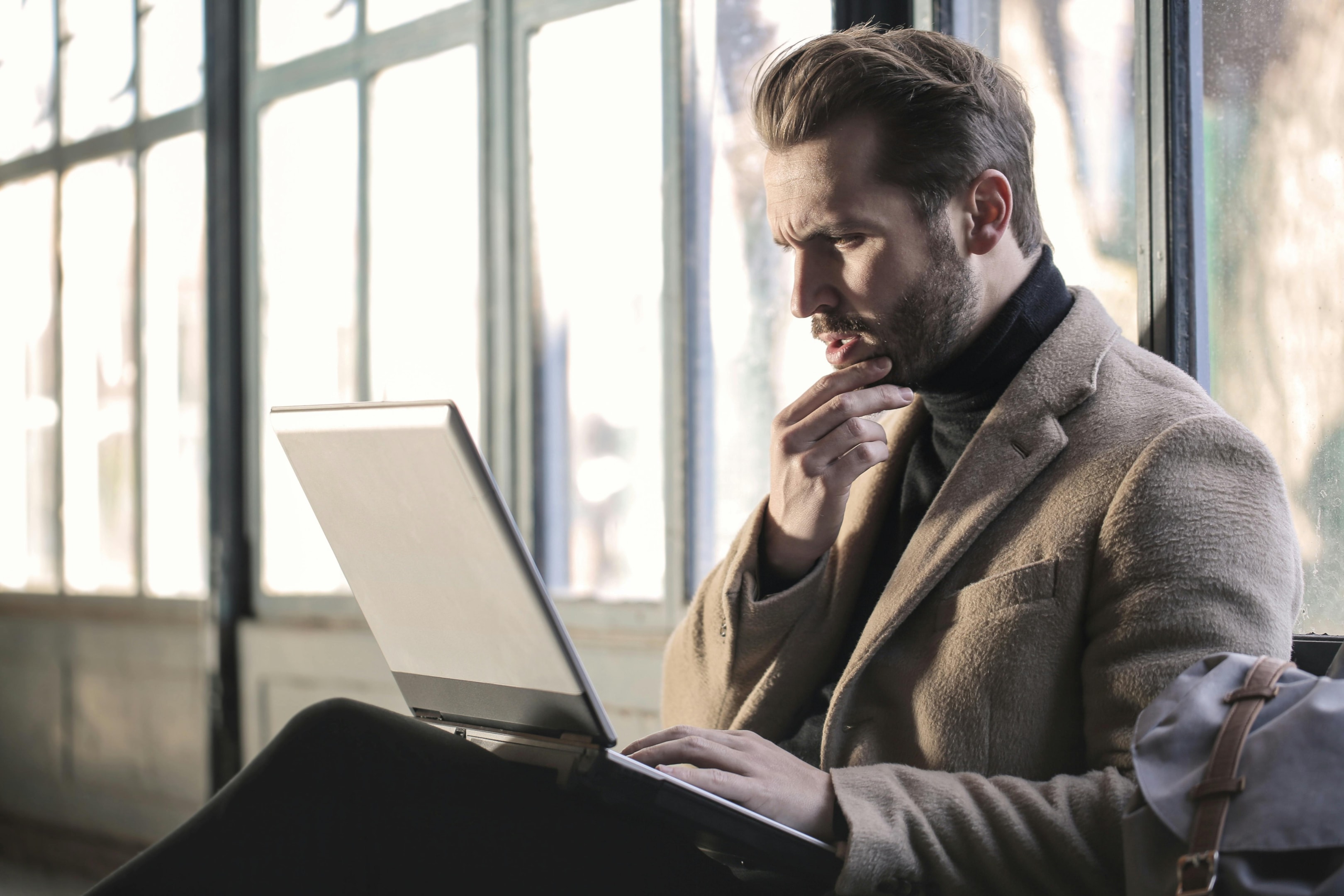 Sébastien, un expert technique, réfléchissant à sa transition vers un leadership stratégique inspirant.