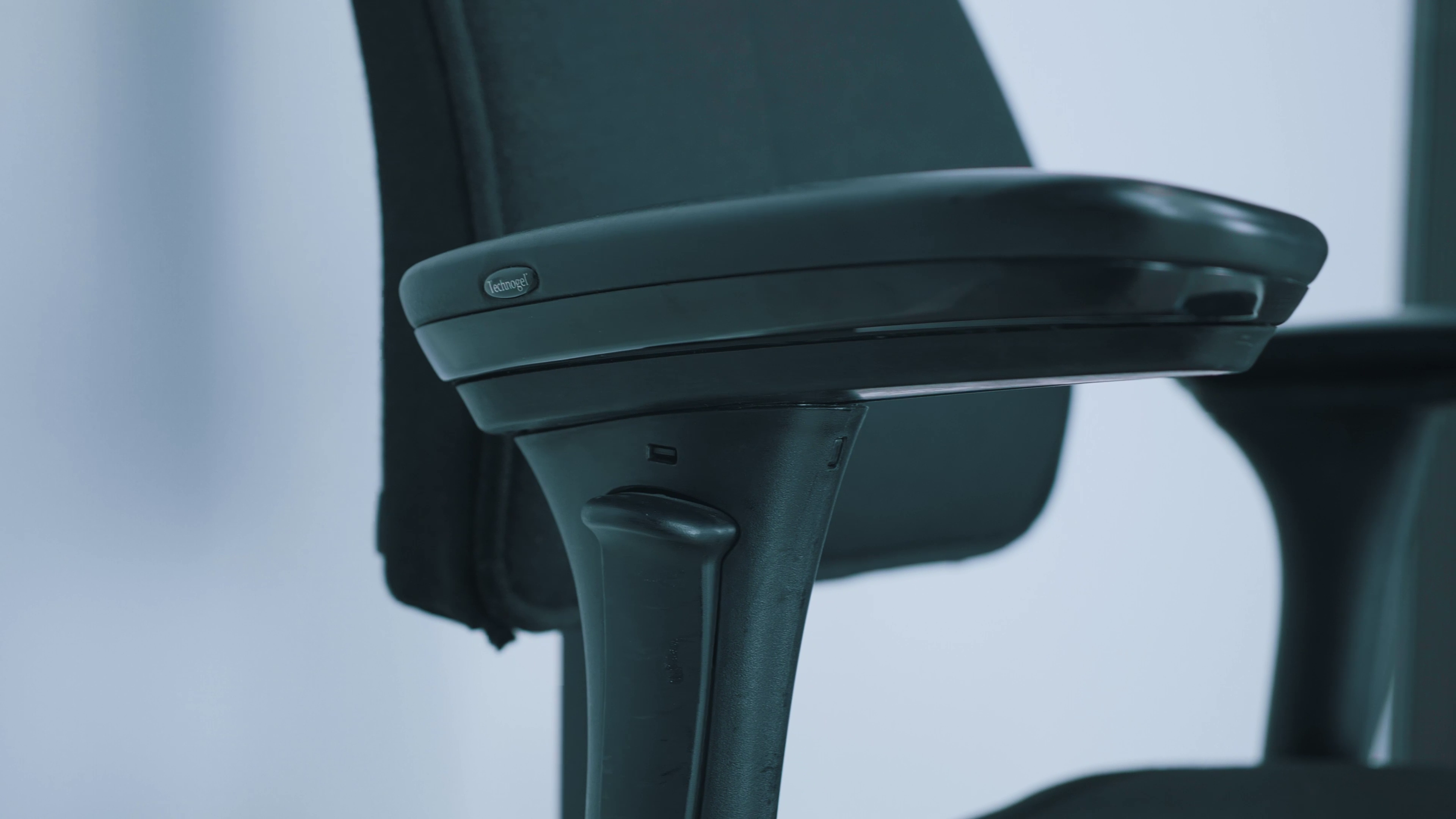 Kinnarps 6000 / 8000 – recenzja jednych z najlepszych foteli biurowych na rynku 7 Podłokietnik w systemie Technogel. Źródło: Brastech