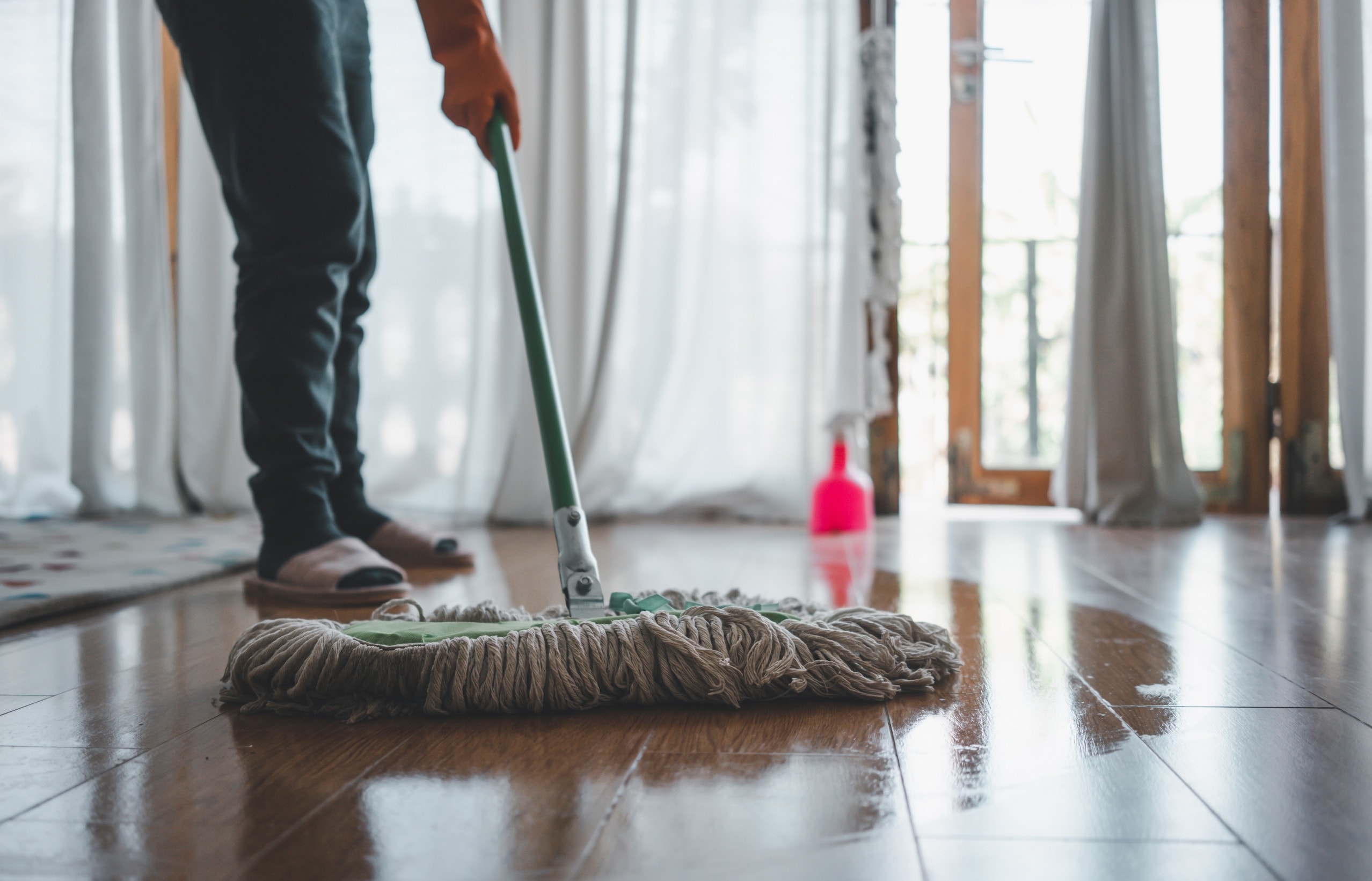 La fase di risciacquo nella fase di pulizia delle fughe del pavimento.