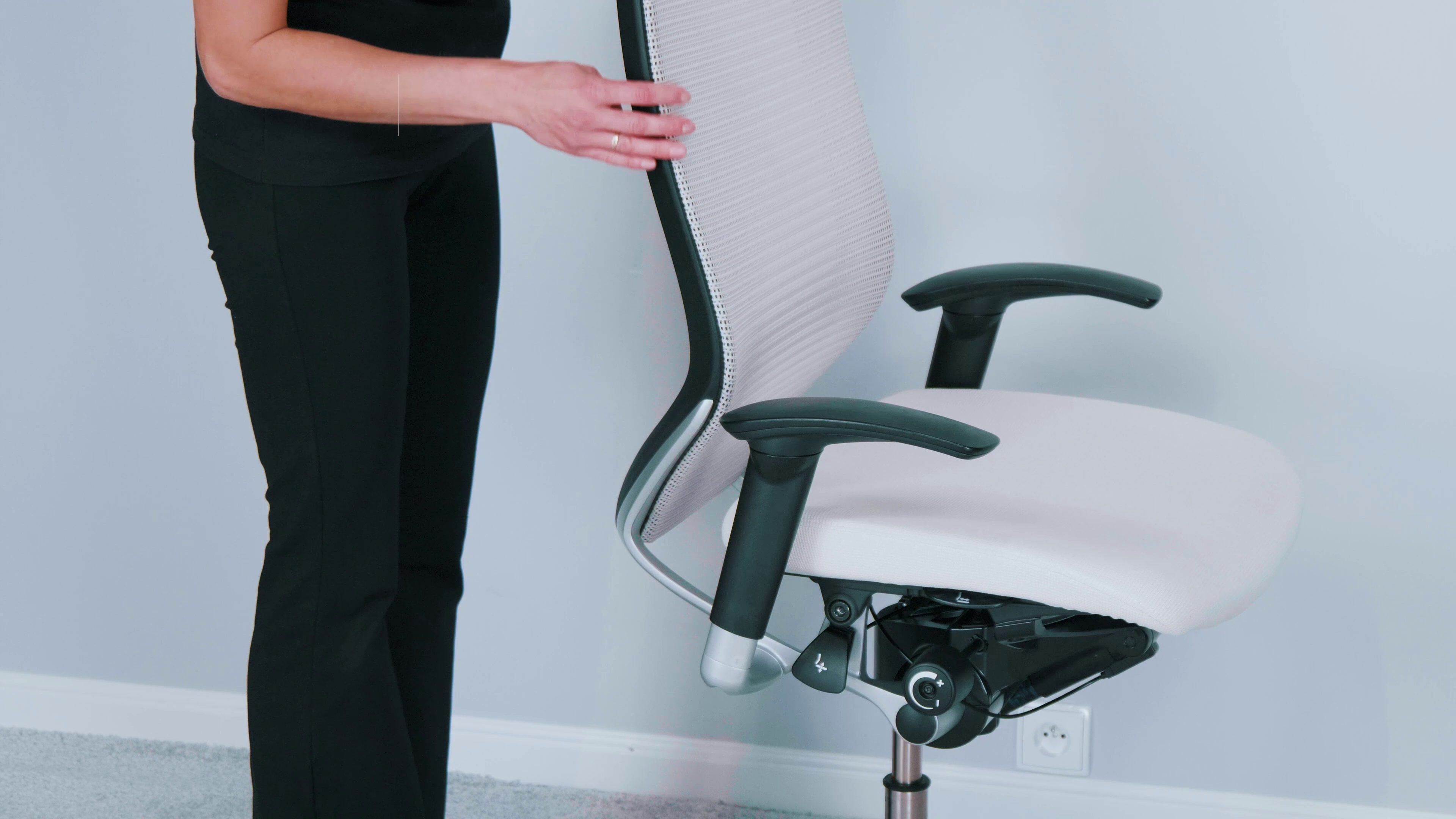 Recenzja Okamura CP Baron – ergonomiczny fotel biurowy klasy premium 3 Profil oparcia siedziska CP Baron. Źródło: Brastech