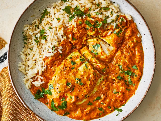 Andhra chicken curry with white rice - A flavourful Indian dish.