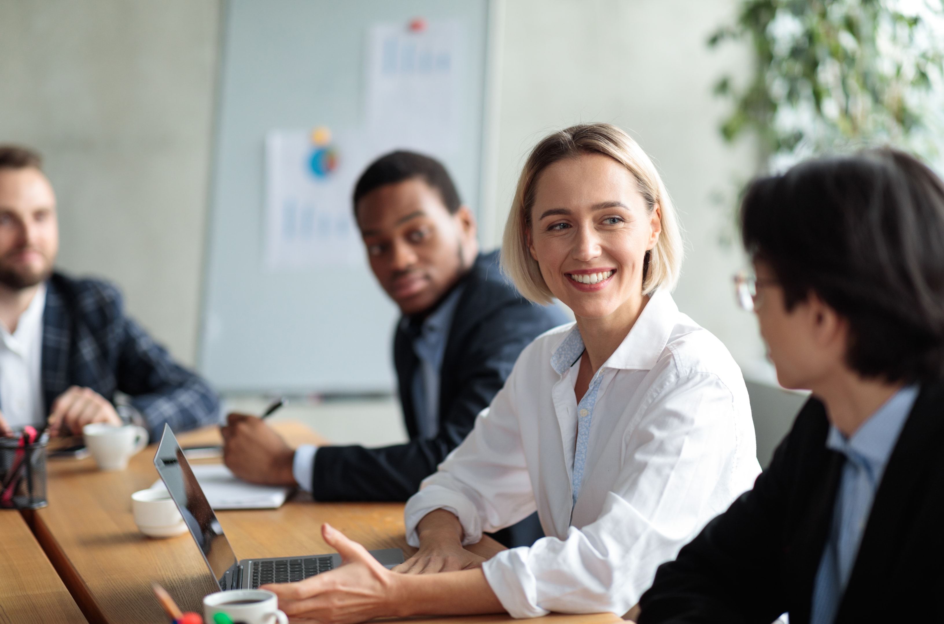 moment nawiązania nowych relacji biznesowych - spotkanie firmy z klientem