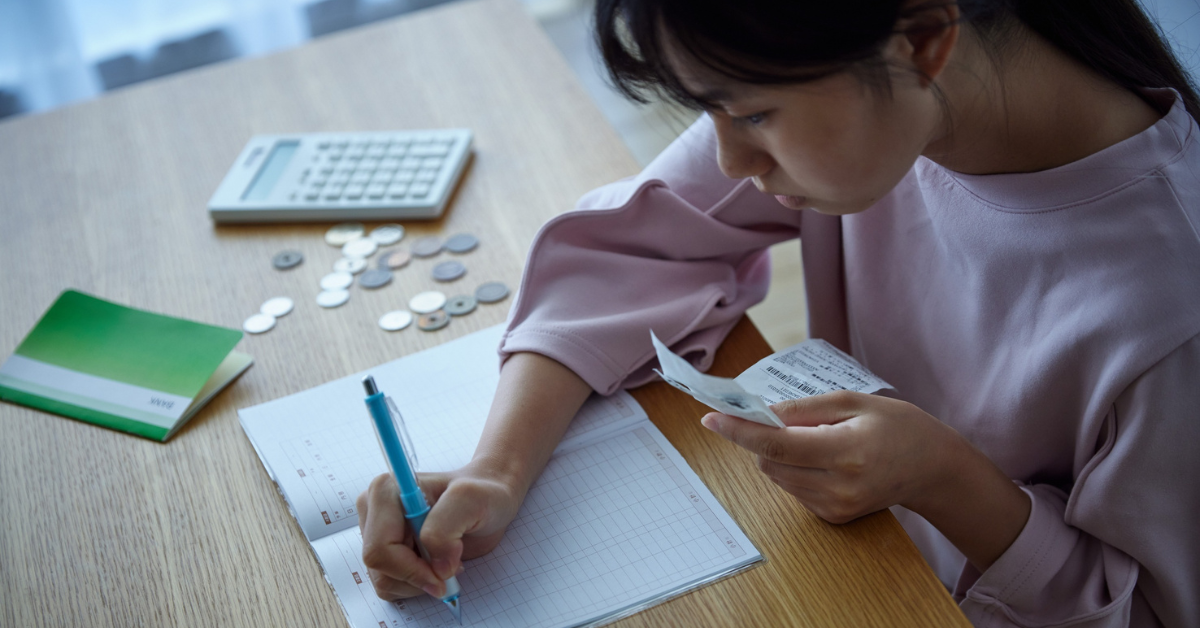 Woman tracking income and expenses for her OnlyFans account, showing how much do feet pics sell for on OnlyFans.