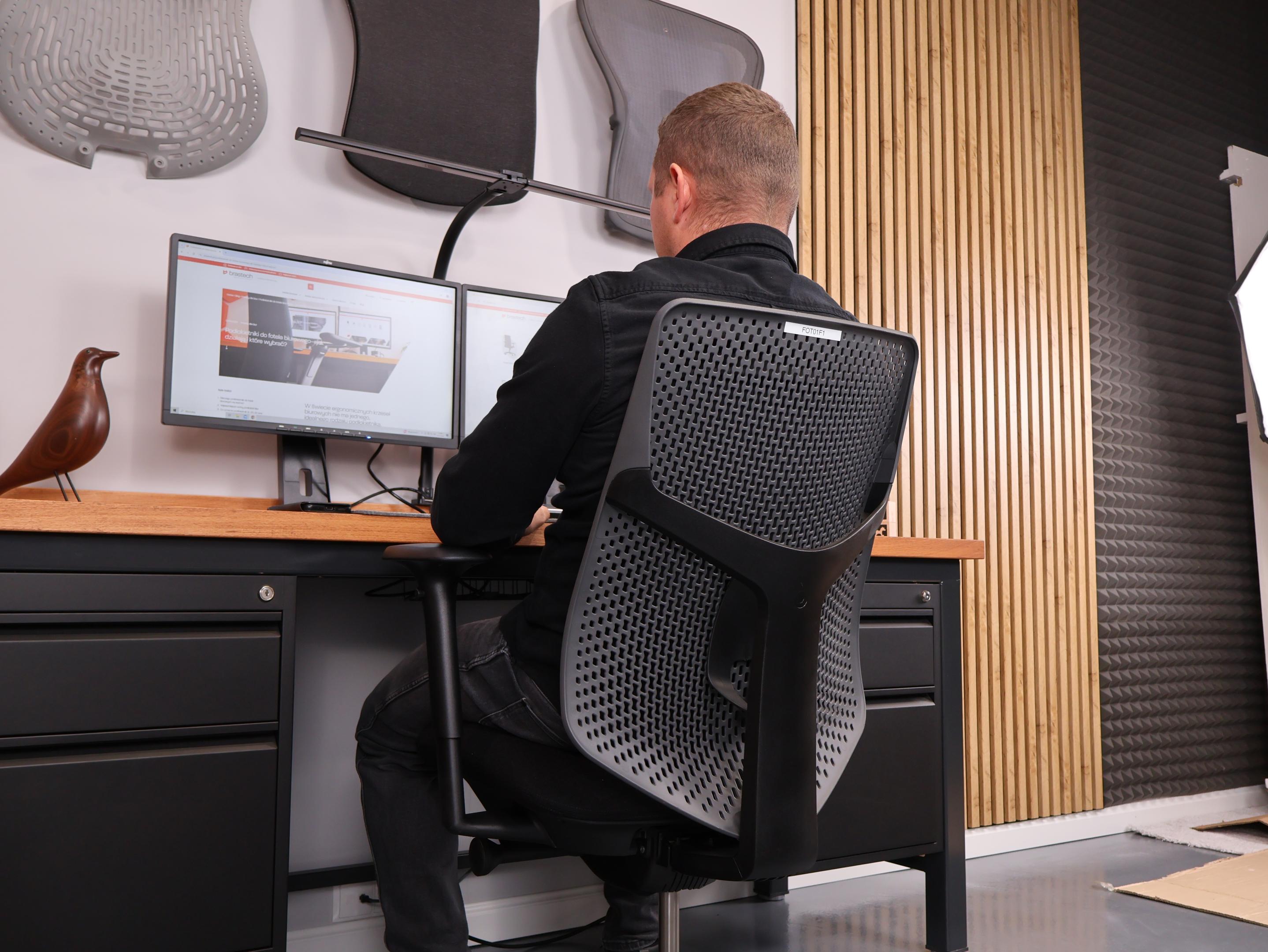 Ranking foteli biurowych 1000–1600 zł – jaki fotel ergonomiczny wybrać? 7 HM Verus poczas pracy biurowej. Źródło: Brastech