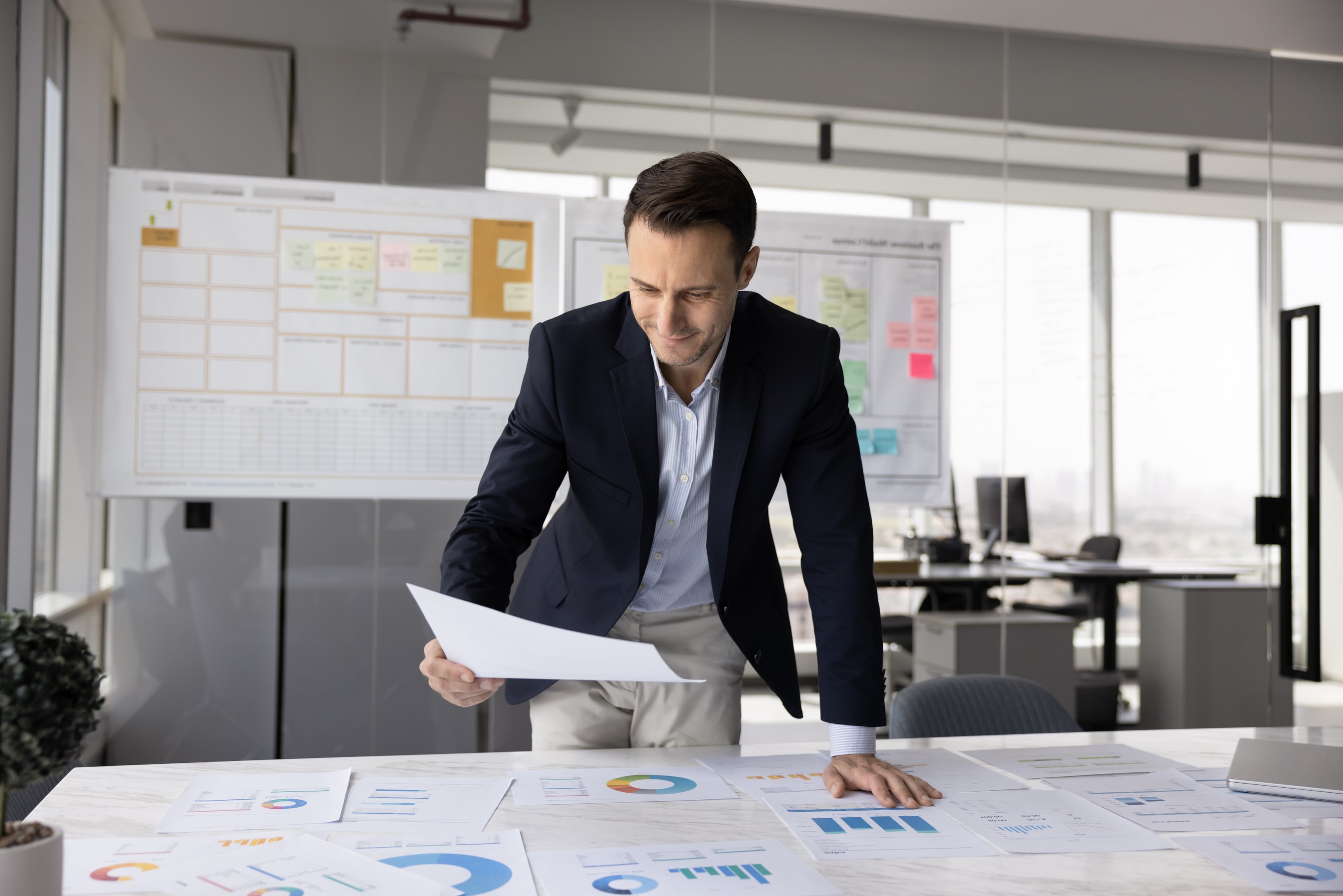 Planowanie strategiczne przychodów firmy – zarządzanie projektami, budowanie silnych relacji z klientami i analiza rynku.