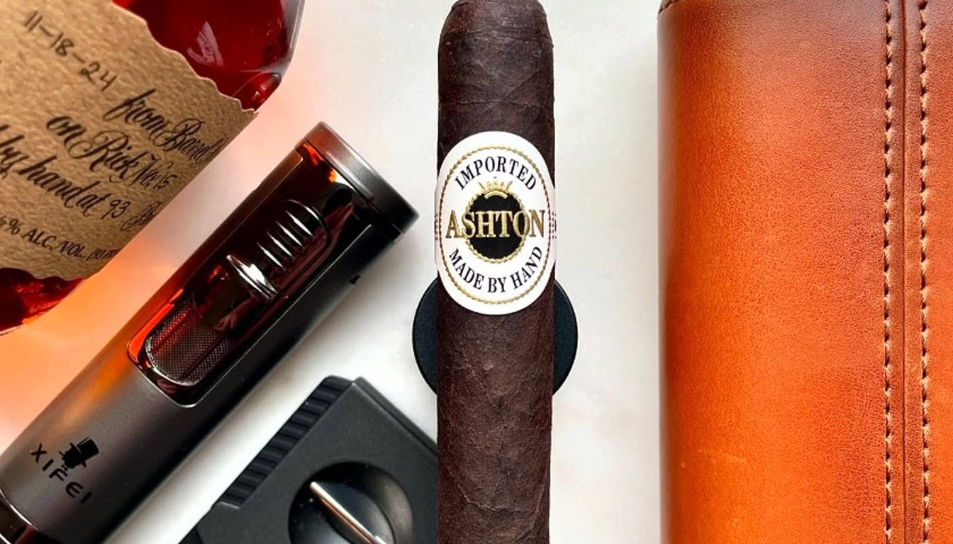 Close-up of the key features of Ashton Aged Maduro cigars