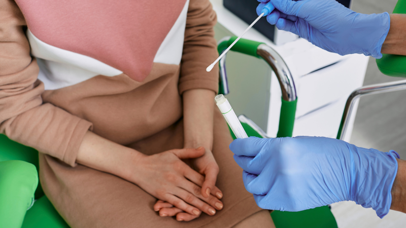 Die Diagnose einer genitalen Candida-Infektion wird durch einen Abstrich und eine mikroskopische Analyse gestellt.