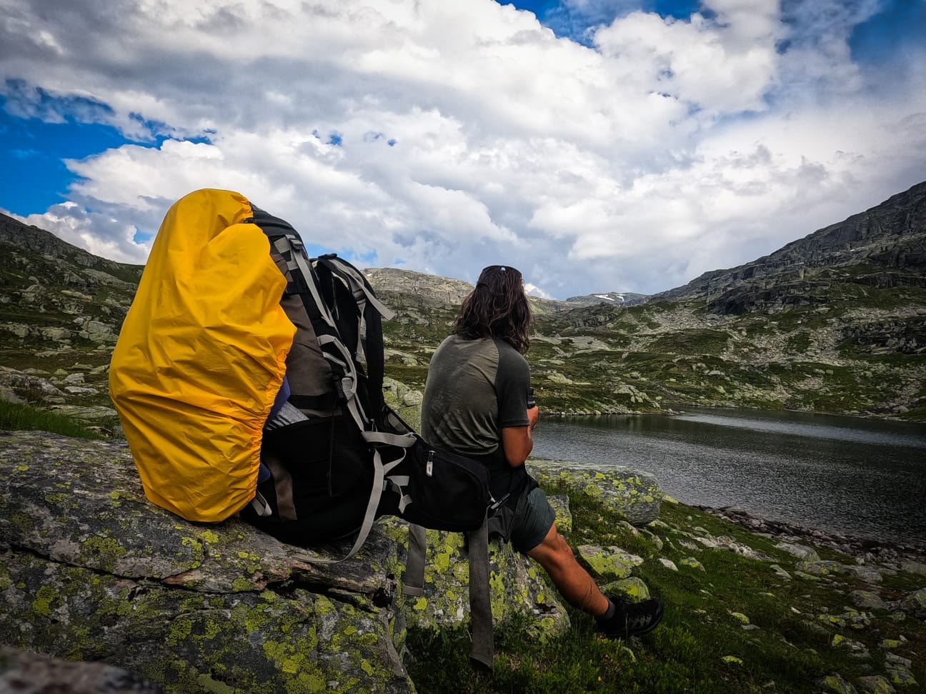 randonneuse avec sac à dos dans un décor de montagne en hiver