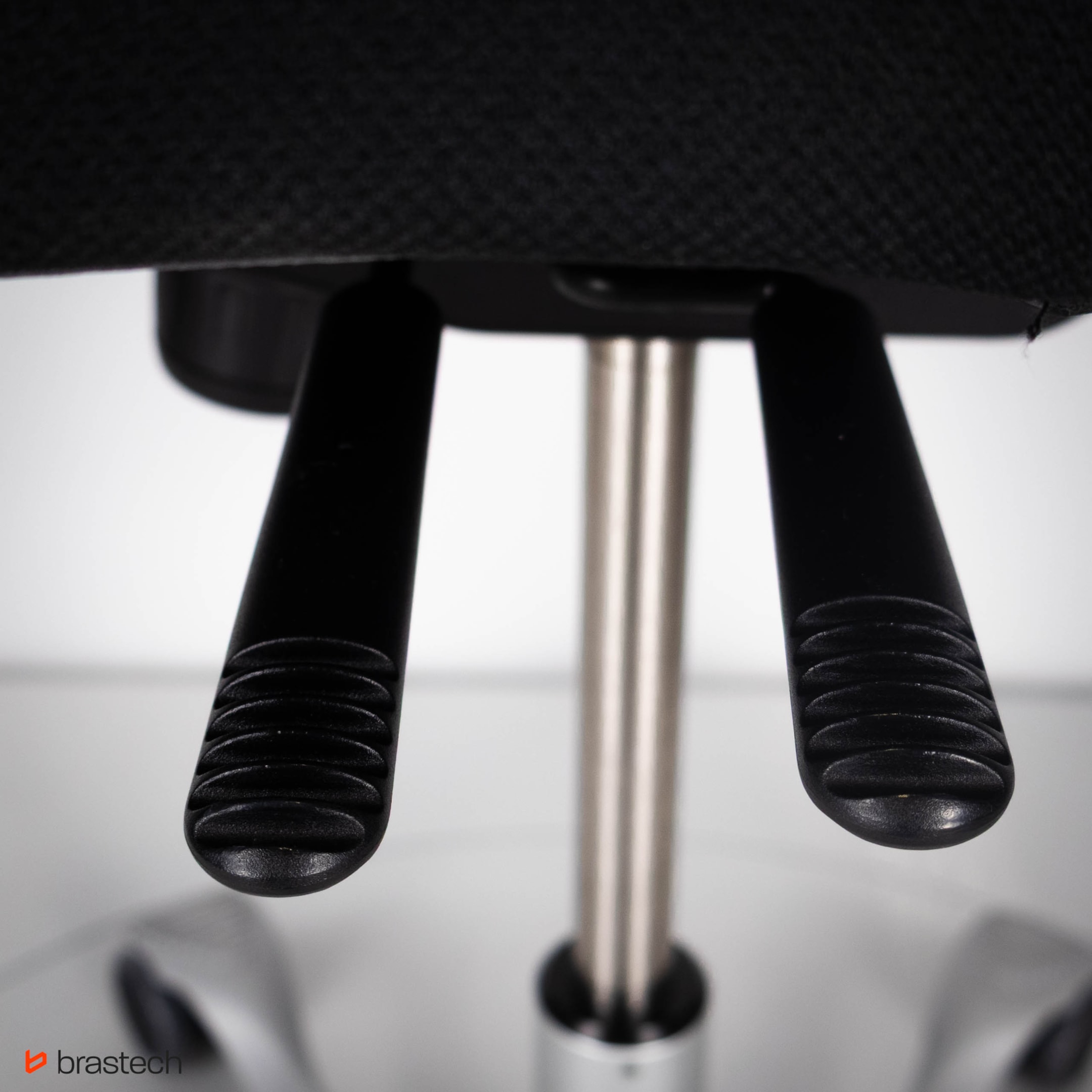 Ergonomia na grzbiecie? Recenzja Hag Capisco 6 Dźwignie regulacji wysokości i głebokości siedziska Hag Capisco. Źródło: Brastech