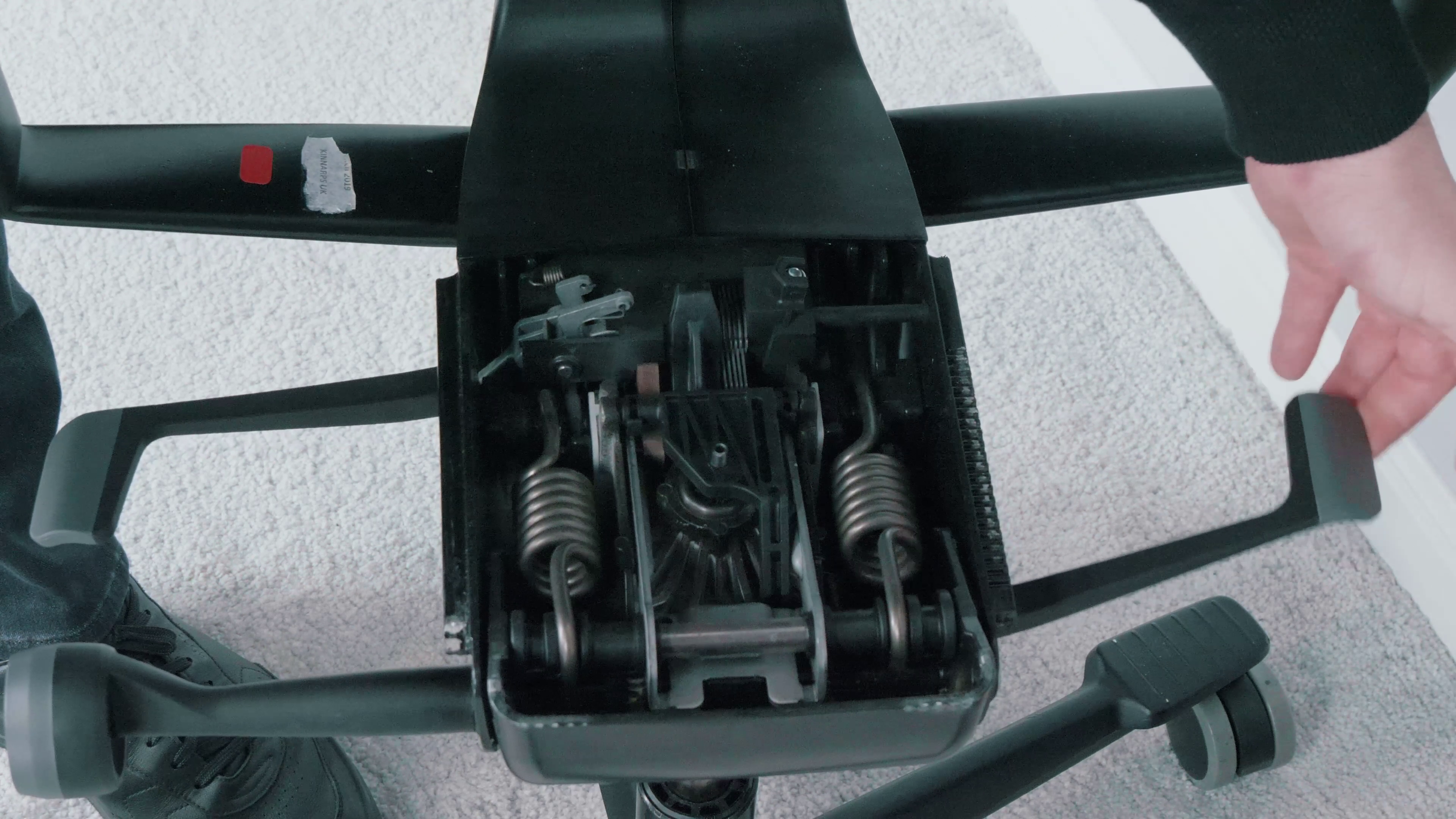 Jak dobrać fotel ergonomiczny w 6 krokach? Praktyczny przewodnik dla osób pracujących przy biurku 5 Mechanizm w Kinnarps. Źródło: Brastech