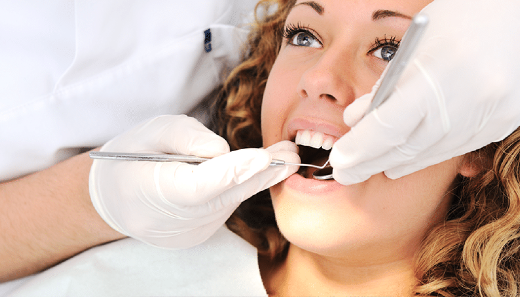 Visdomstenner: Når De Kommer, Hvorfor De Går 18 Tannlege undersøker munnen til kvinne med hvite hansker og tannlegeverktøy i lyst og profesjonelt klinikkmiljø. helt frem tannkjøttet rundt bør fjernes trekke visdomstannen nødvendig kjeve flere komme gjøre mye derfor