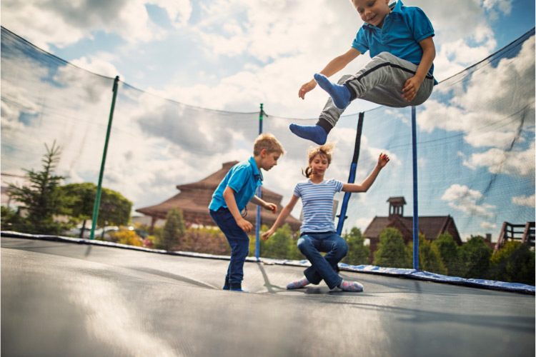 Des-enfants-se-font-plaisir-sur-une-trampoline