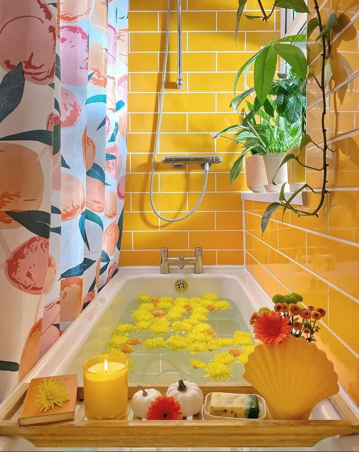 Kamar mandi dengan tone warna mustard, via Mydomaine