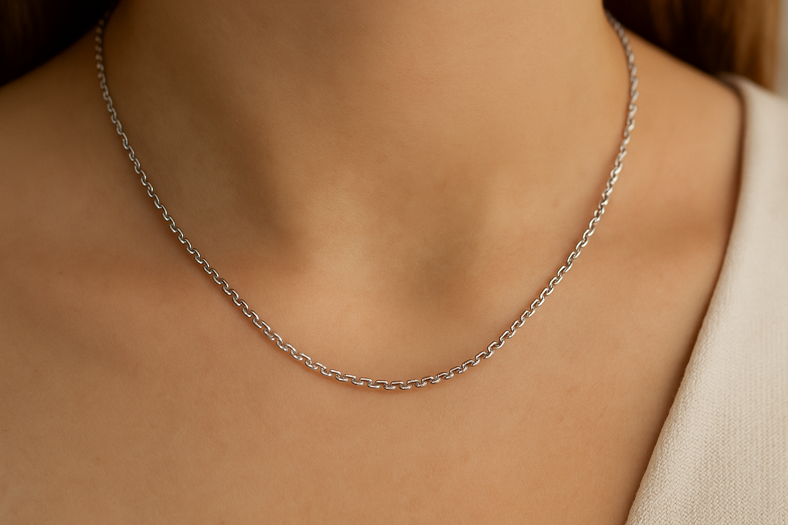 auksinė grandinėlė baltas auksas – smulki grandinėlė, kuri puikiai tinka prie deimantinių pakabukų – https://topdiamonds.online/