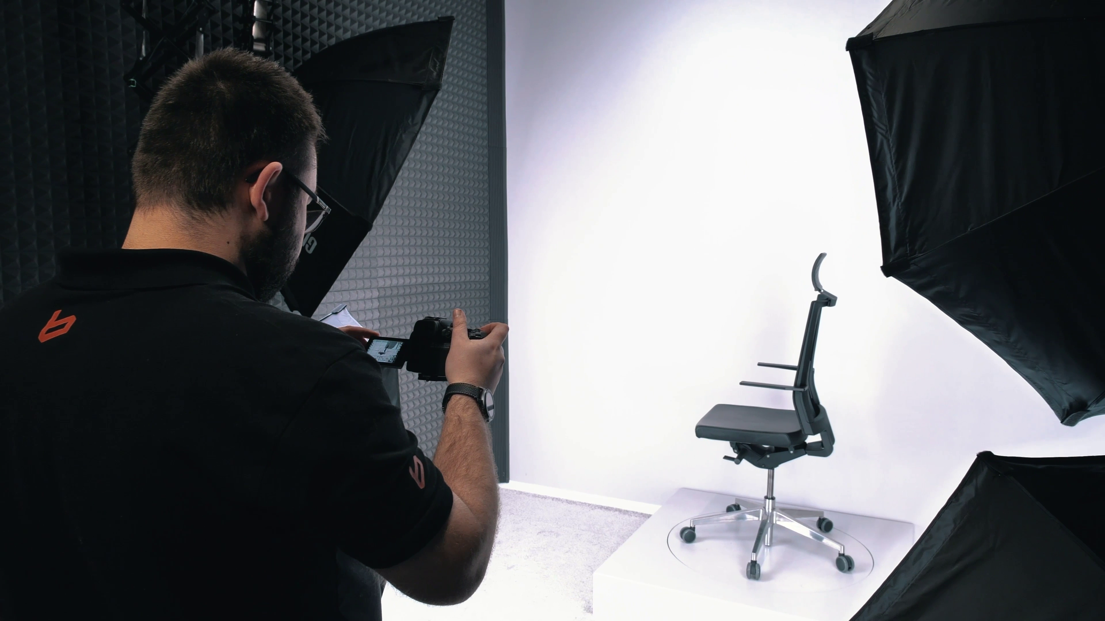 Czy warto kupić używany fotel biurowy? Największe fakty i najgroźniejsze mity 11 Przygtowywanie zdjęć ofertwoych. Źródło: Brastech