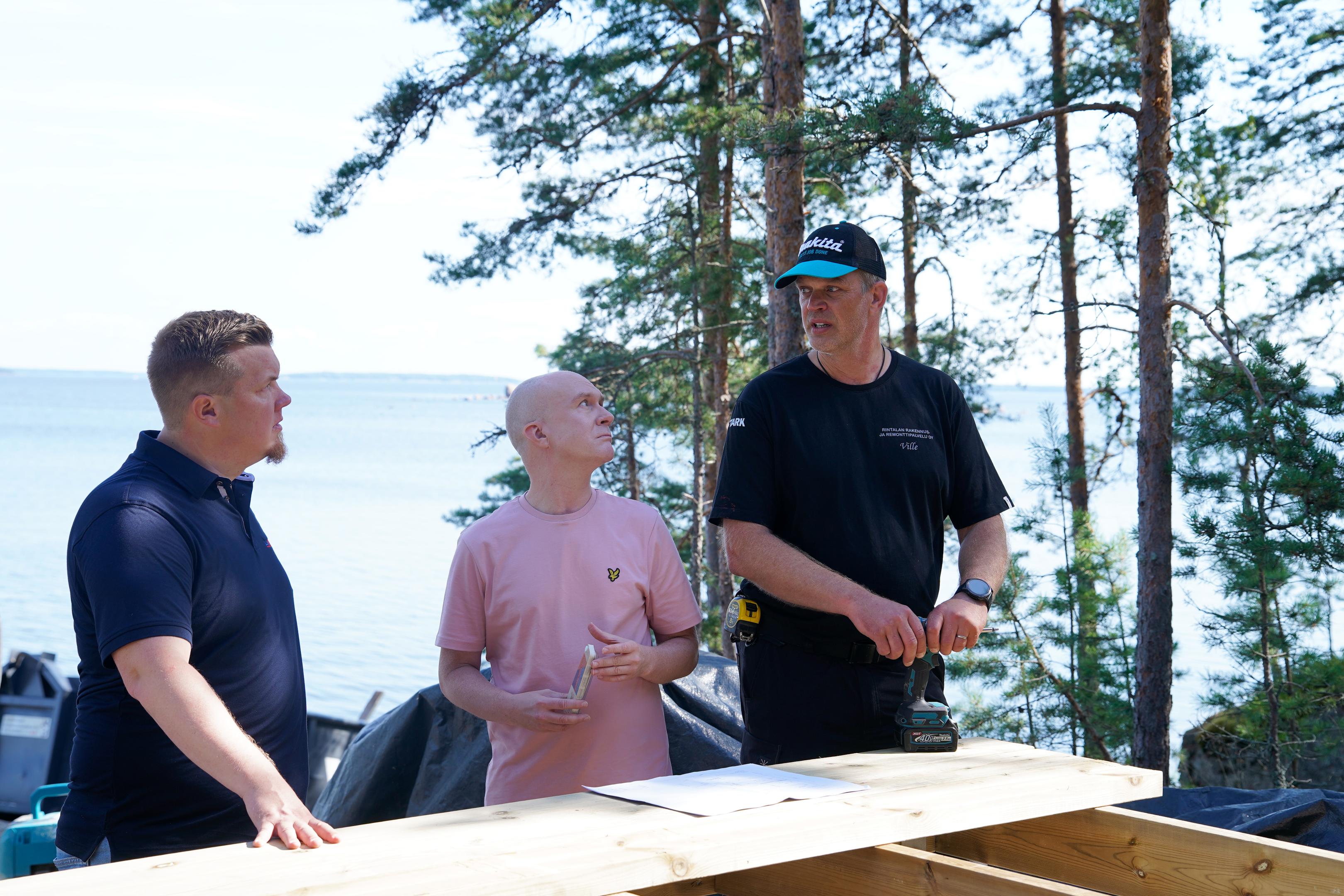 Sisustusarkkitehti Mikko Vesanen ja urakoitsija Ville Rintala keskustelevat mökin laajennuksesta.