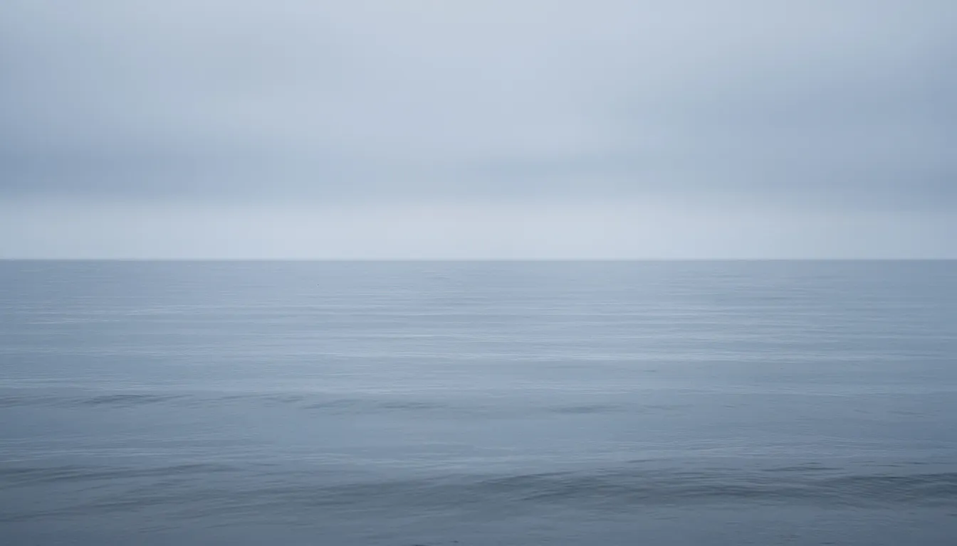 En tavla med havsmotiv i dämpade blå toner som visar en horisontlinje, perfekt för att skapa en inspirerande arbetsmiljö på kontoret. Detta konstverk bidrar till kreativitet och passar utmärkt som en del av moderna tavlor till kontoret.