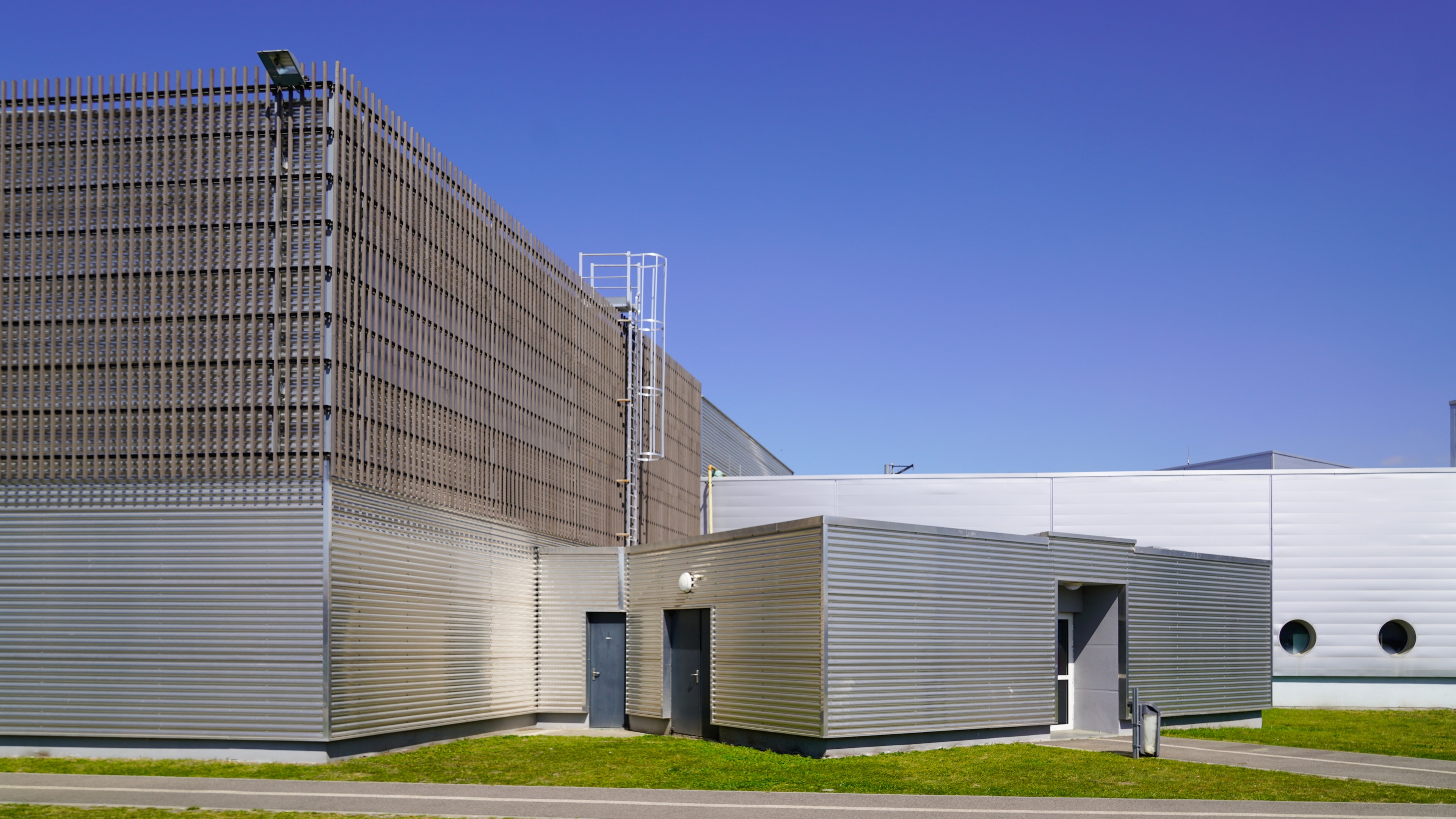 Nowoczesna hala produkcyjna na ogromnej przestrzeni.