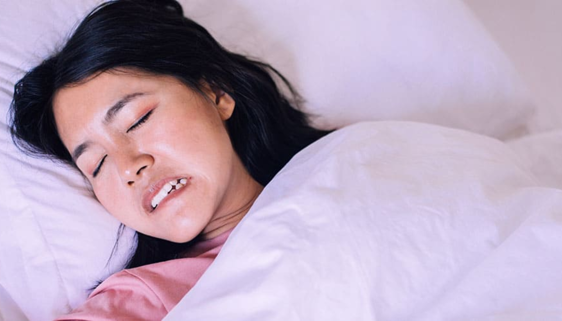 Tannpressing Symptomer: Når Du Ikke Vet At Du Gjør Det 17 Kvinne som sover med sammenbitte tenner og anspent ansikt, mulig tegn på tanngnissing eller søvnrelatert stress.