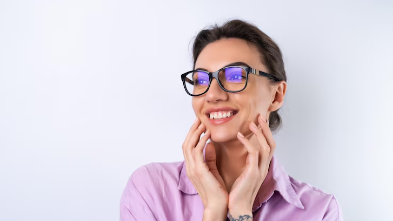 A girl is wearing blue light blocking glasses that improve sleep cycle