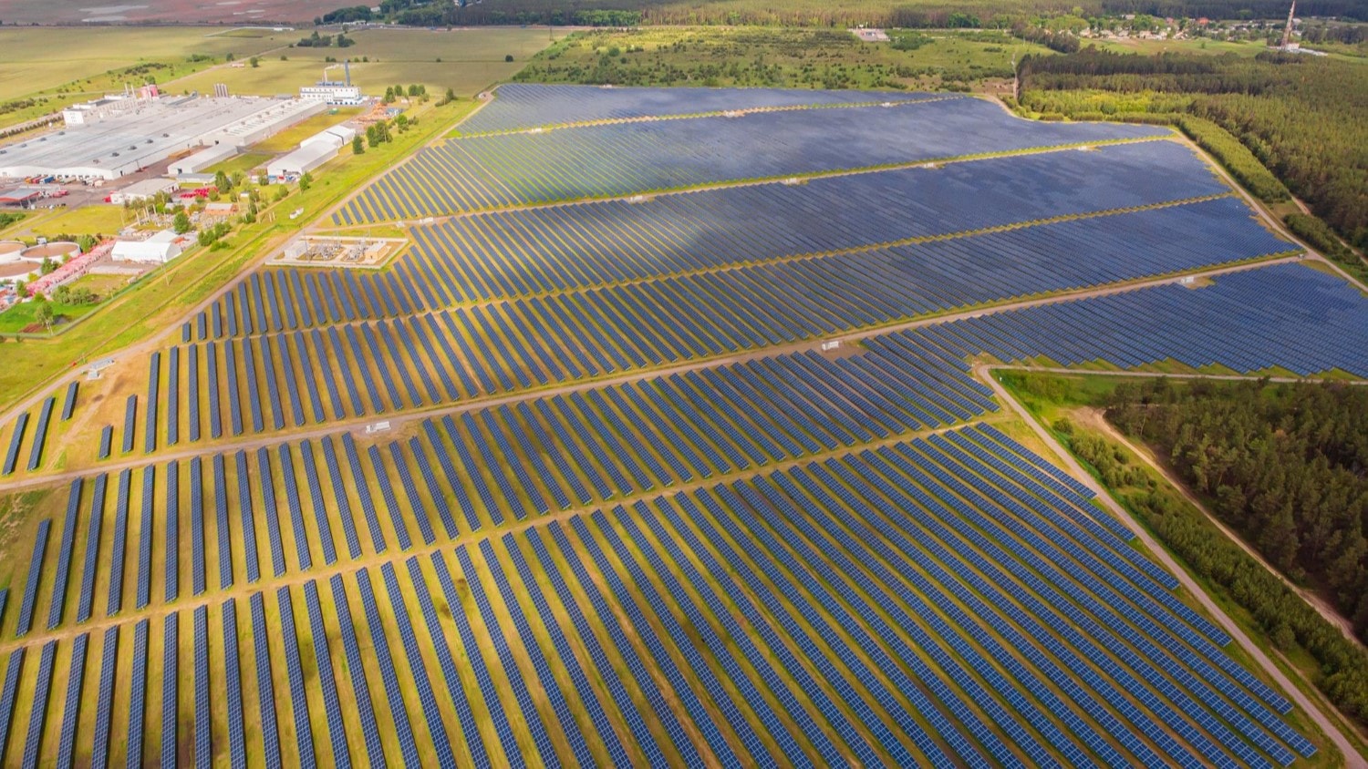 Tak wyglądają panele fotowoltaiczne na dużych farmach fotowoltaicznych budowanych w pobliżu sieci elektroenergetycznej zgodnie z tym, co mówi plan zagospodarowania przestrzennego.. 