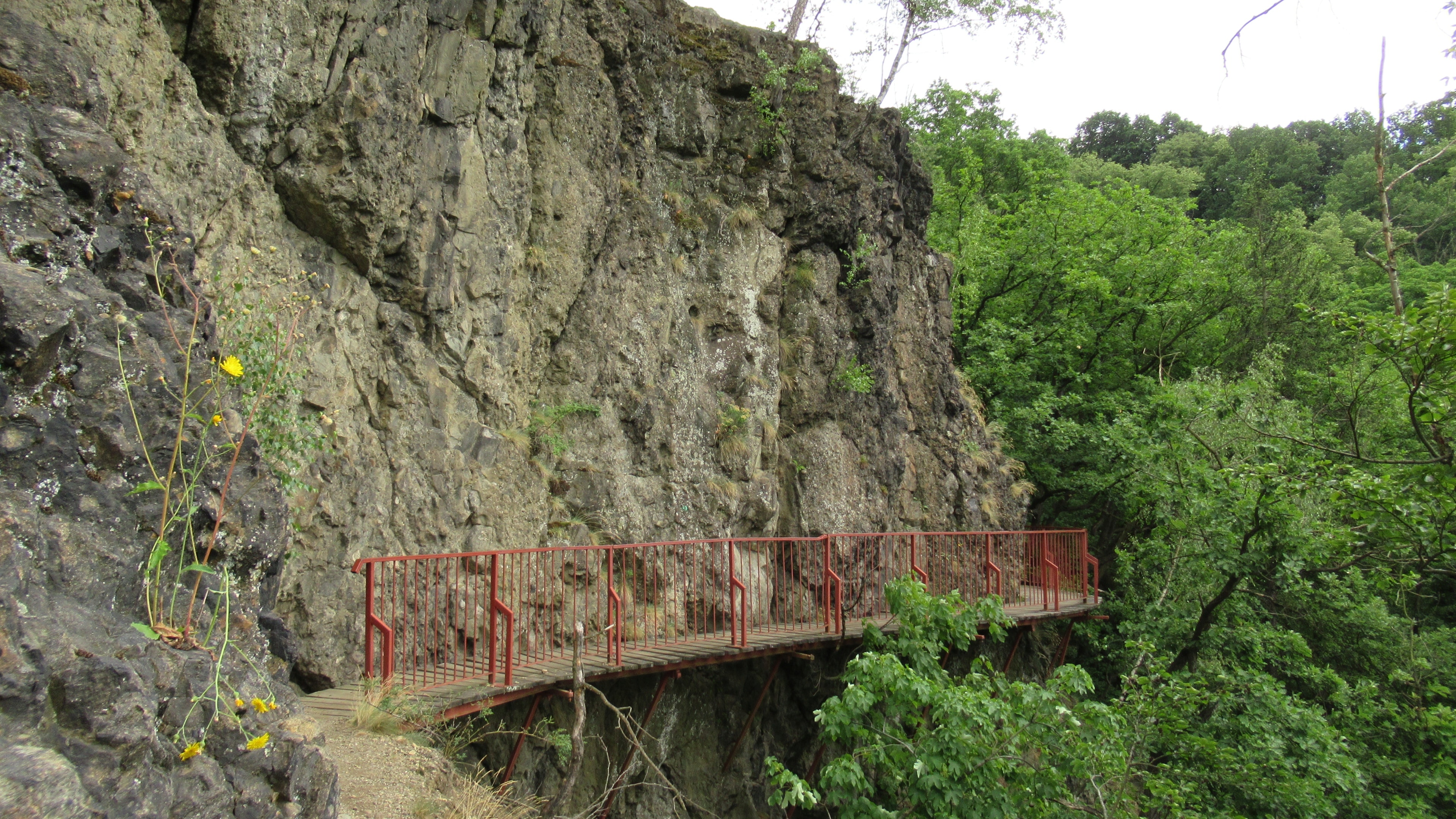 Książański Park Krajobrazowy (źródło: https://commons.wikimedia.org/wiki/File:Pog%C3%B3rze_Wa%C5%82brzyskie_~21mwlyjy.jpg)