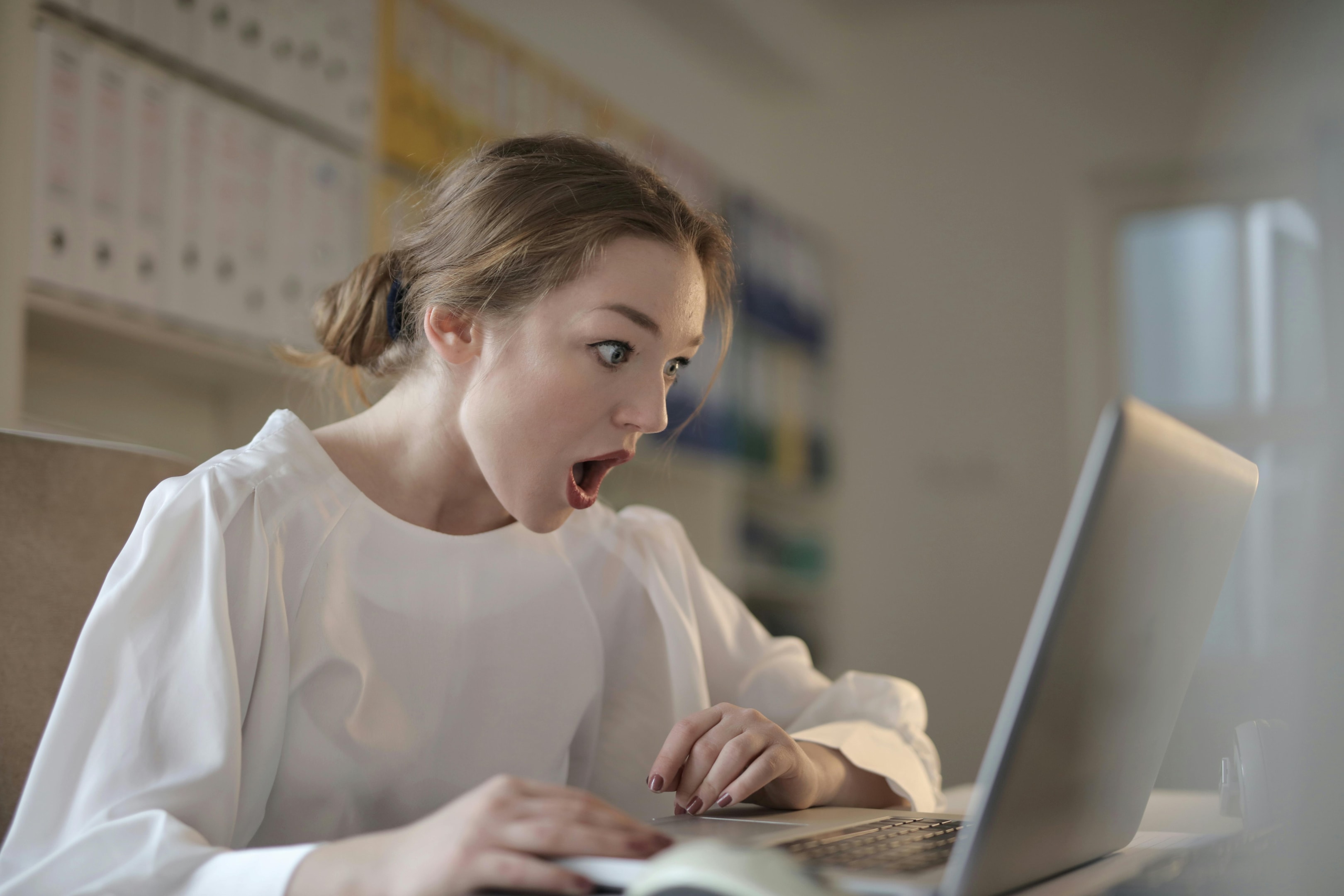 A compelling headline should draw readers in instantly, sparking their curiosity and making them eager to learn more.