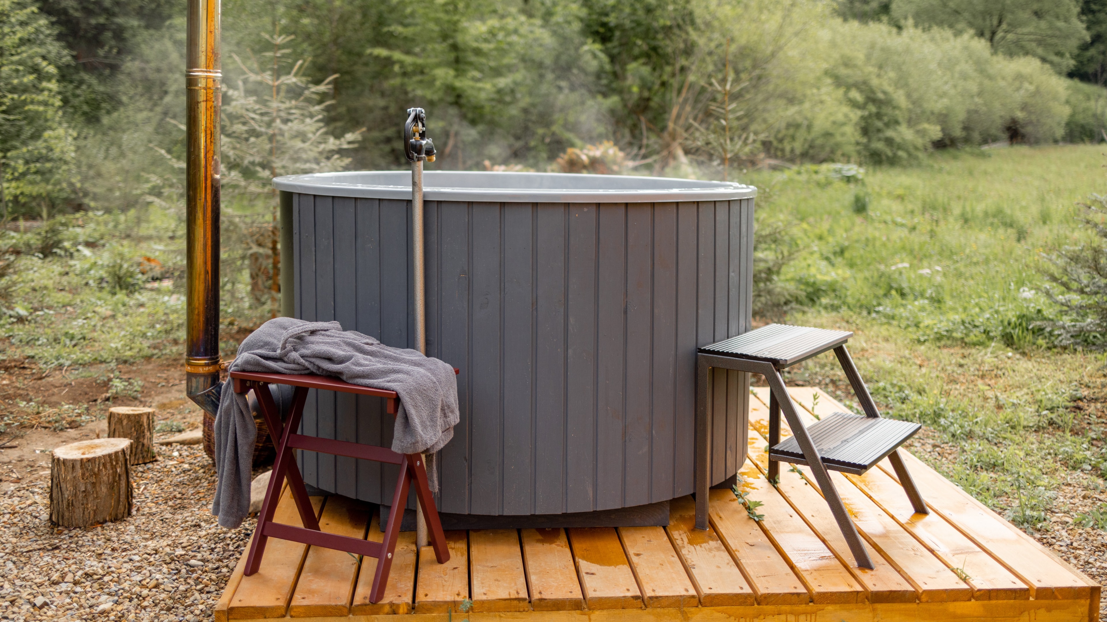 Co to balia ogrodowa? Na zdjęciu balia z drewna thermowood pomalowana szaro.