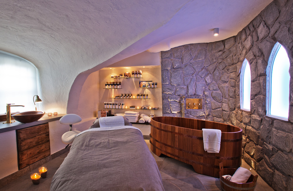 Spaavdelningen på Ulfsunda slott med massagebord och badkar.