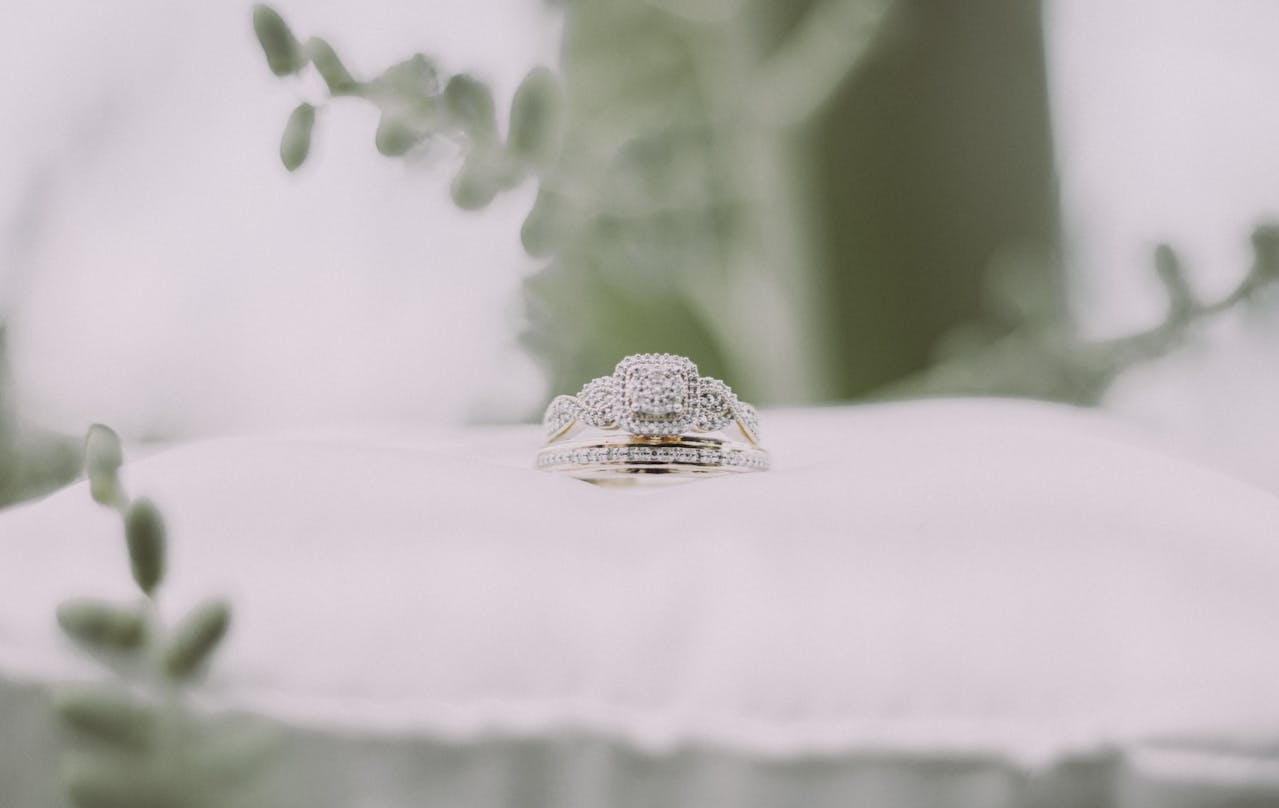 Ein Tiffany Co. Verlobungsring mit Diamanten ist das ultimative Geschenk für die Verlobung. 