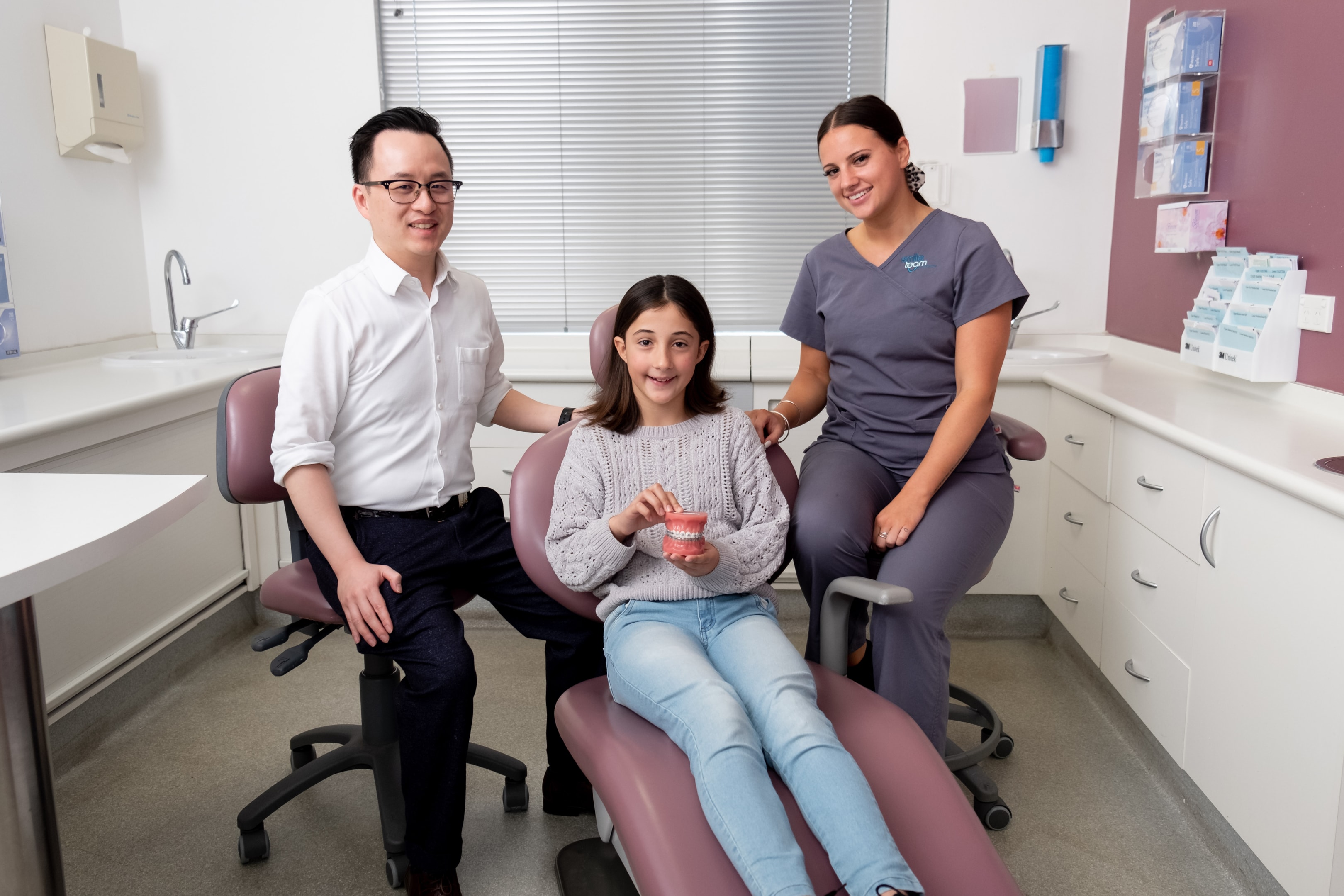 Metal braces for tooth gaps