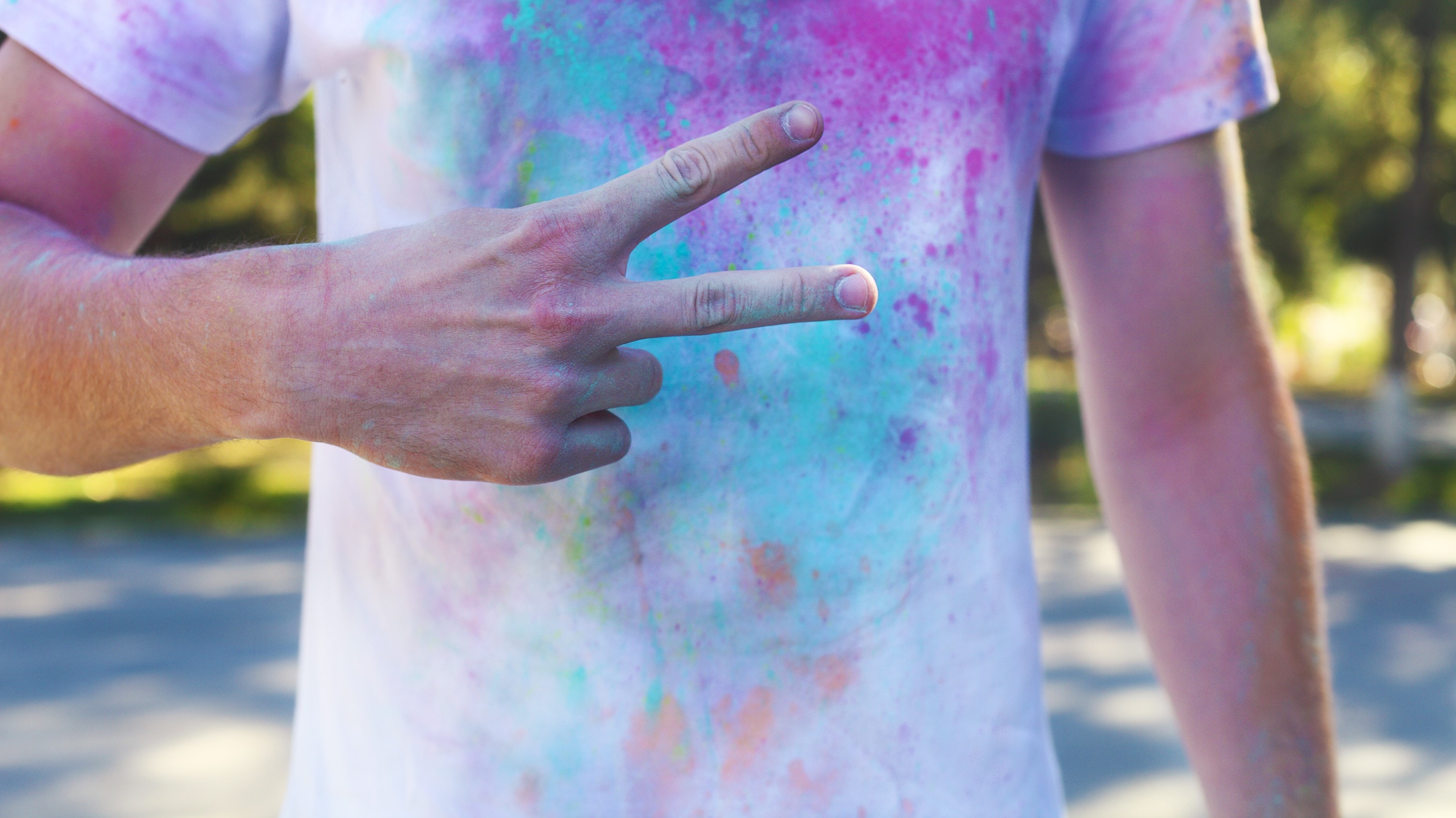 Chcesz uzyskać efekt na koszulce jak u mężczyzny na zdjęciu? Naucz się farbowania koszulek!