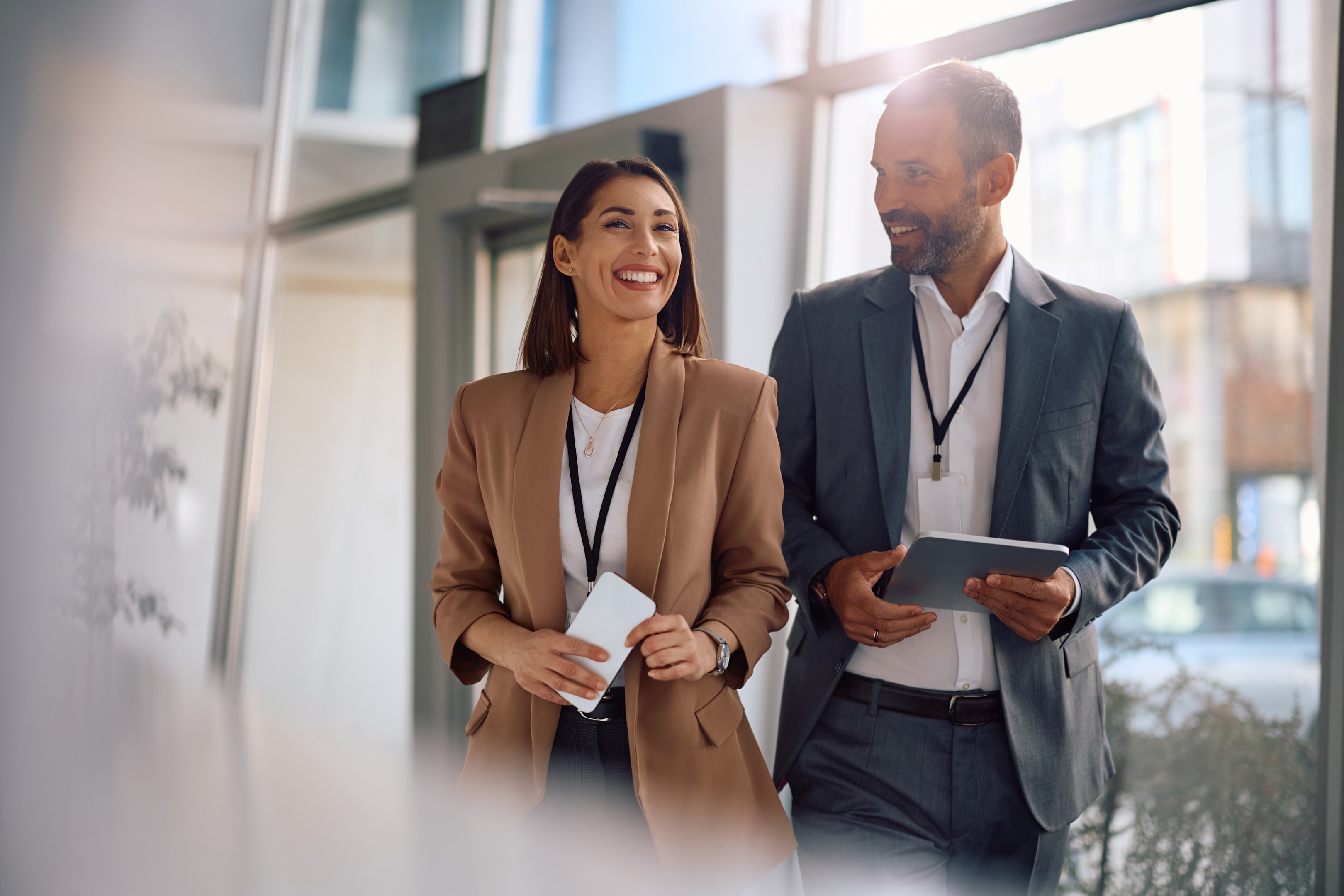 bezpośredni przełożony rozmawiający o szkoleniach dla zespołu z managerem