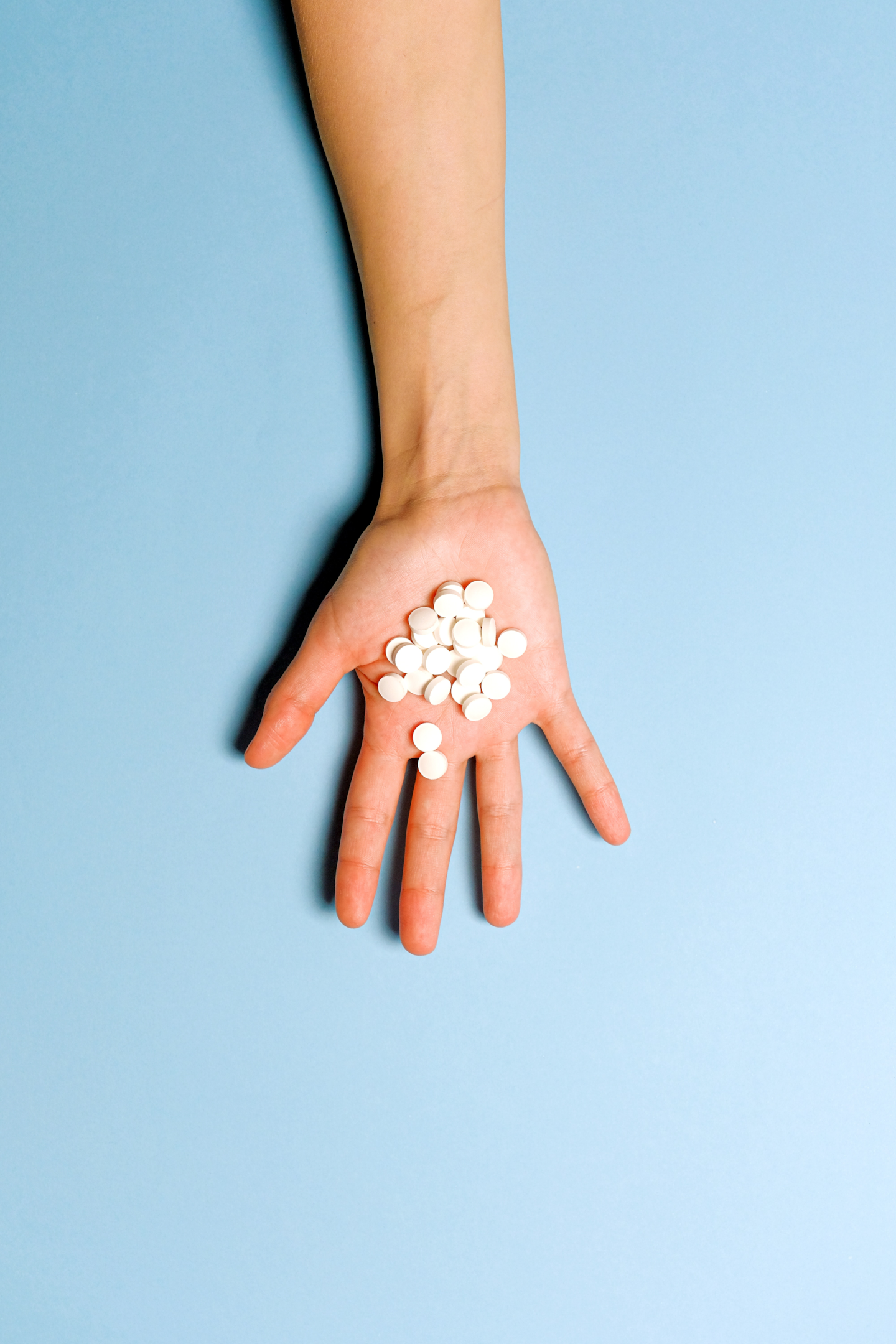 man's hand, supplement, tablet, vitamin b6