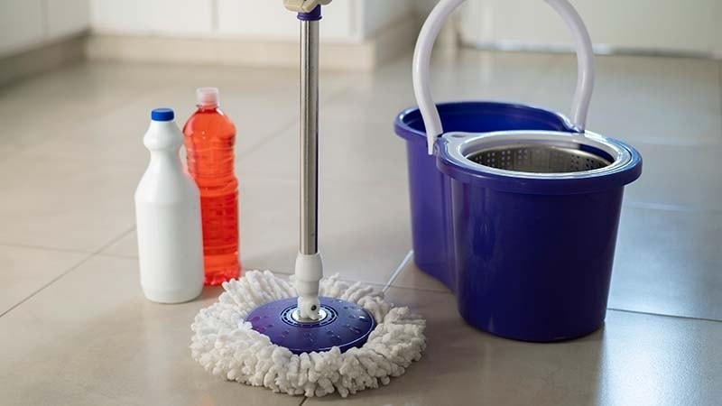 Spin mop with bucket