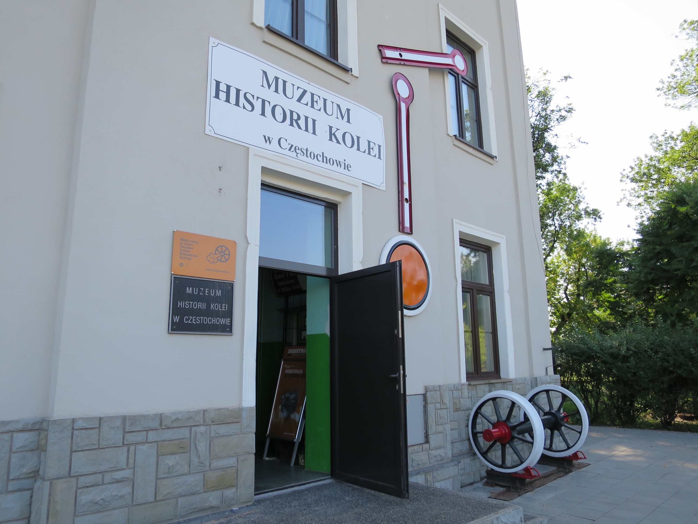 Muzeum Historii Kolei w Częstochowie (źródło: https://commons.wikimedia.org/wiki/File:WK15_Muzeum_Historii_Kolei_w_Cz%C4%99stochowie_(1)_Travelarz.jpg)