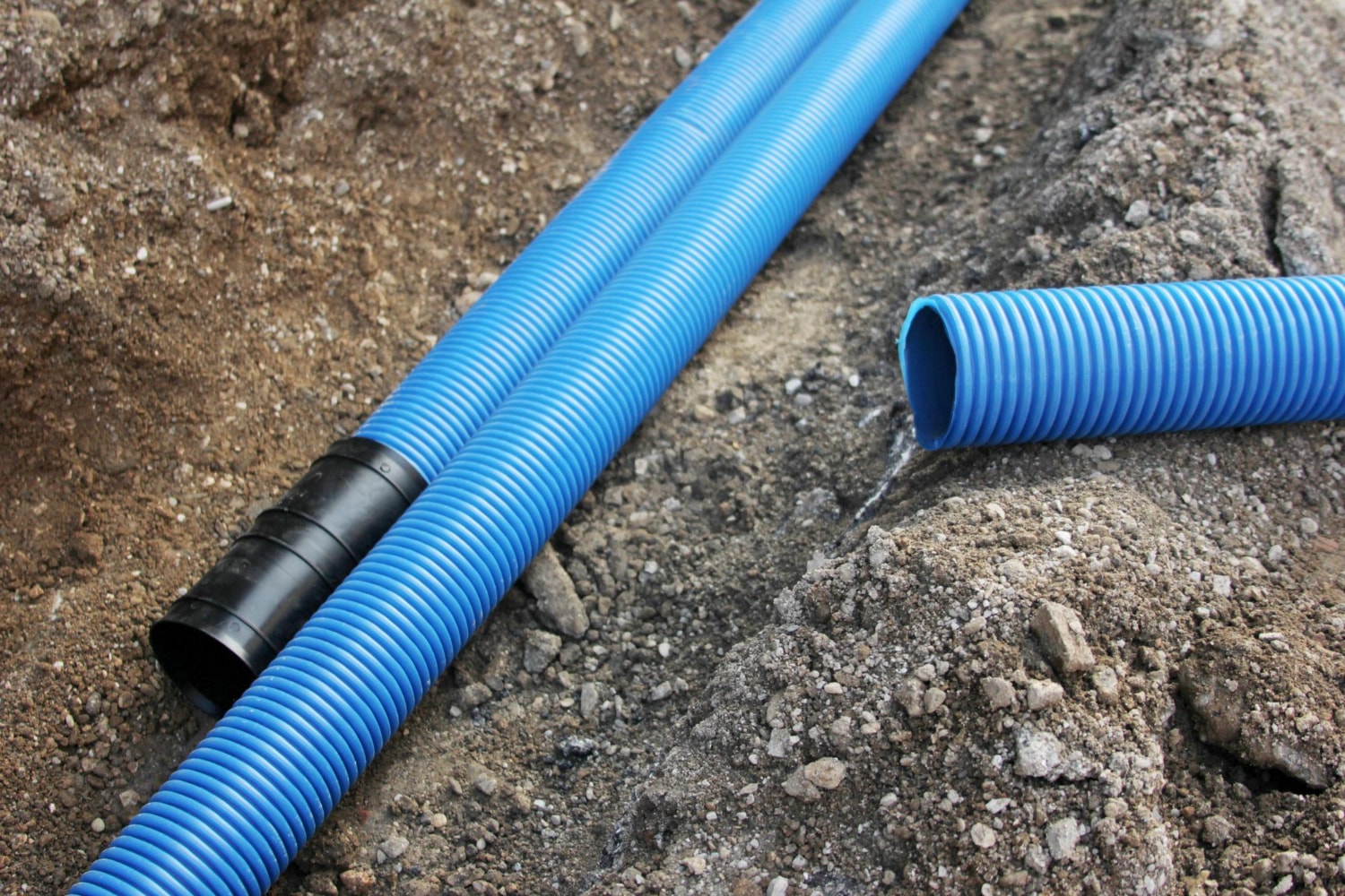 rury drenarskie na powierzchni gruntu