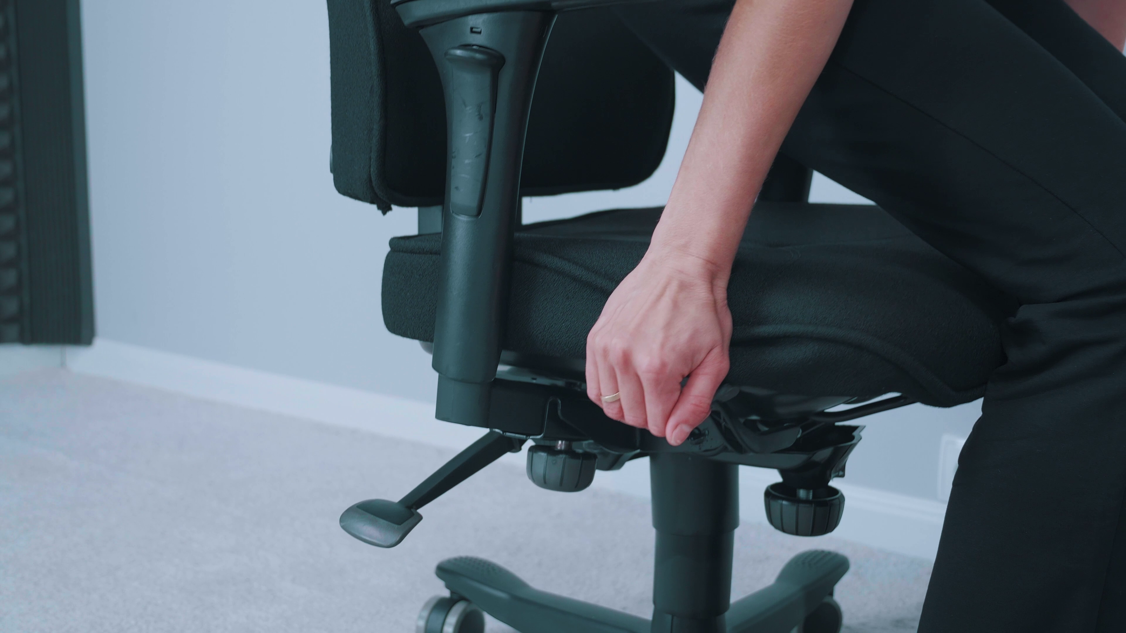 Kinnarps 6000 / 8000 – recenzja jednych z najlepszych foteli biurowych na rynku 4 Regulacja podnoszenia siedziska. Źródło: Brastech