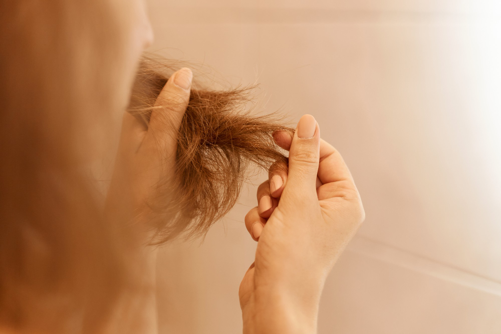 A biotina ajuda na prevenção da queda de cabelo. Fonte da imagem: Freepik.