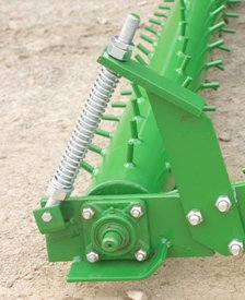 A soil pulverizer with reversible teeth and spikes for regular cleaning and inspection