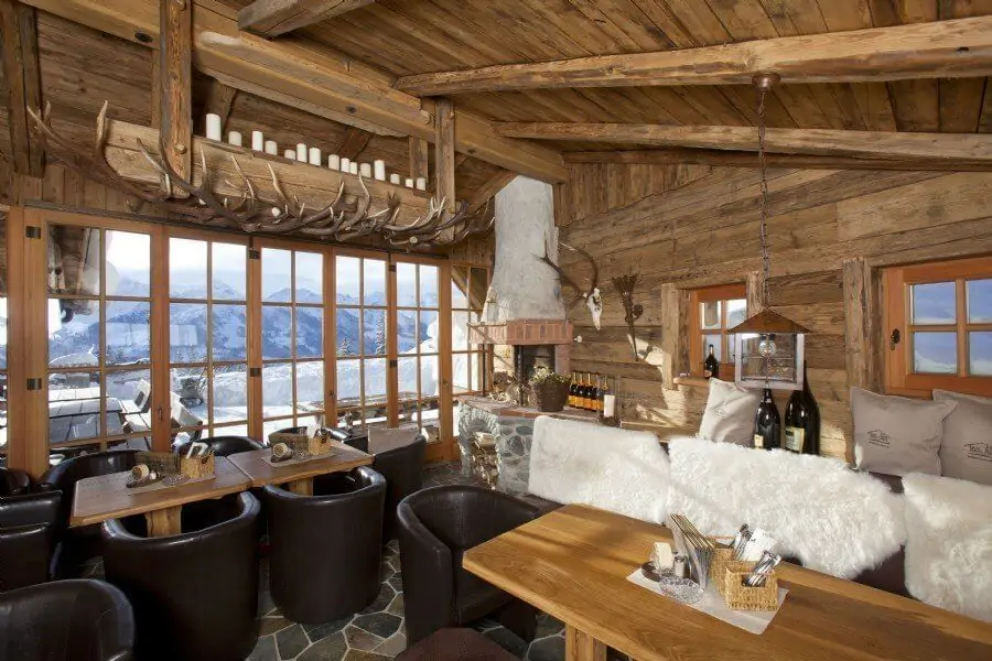 Kamin Lounge in der Toni Alm