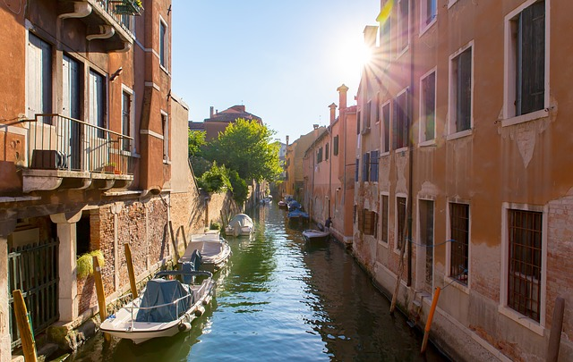 Do not walk on the green steps while in Venice. In the pic: View of a Venice canal (pixabay)